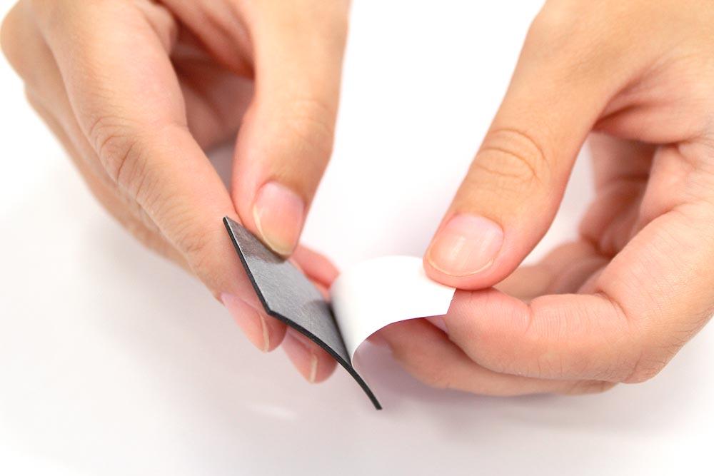 Magnetband, Rolle 10 m lang, 45 mm breit, 1 Seite selbstklebend, 1 Seite magnetisch