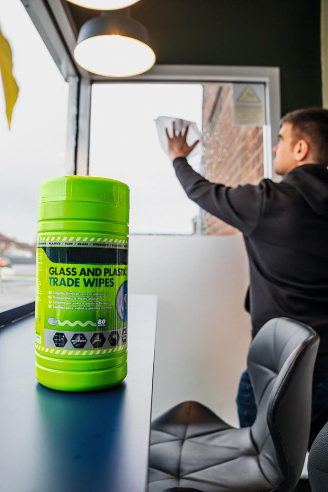 Reinigungstücher (Glas, Kunststoff, Keramik etc.), 1 Dose a 80 Tücher, LxB 250x200 mm, VE 8 Stück