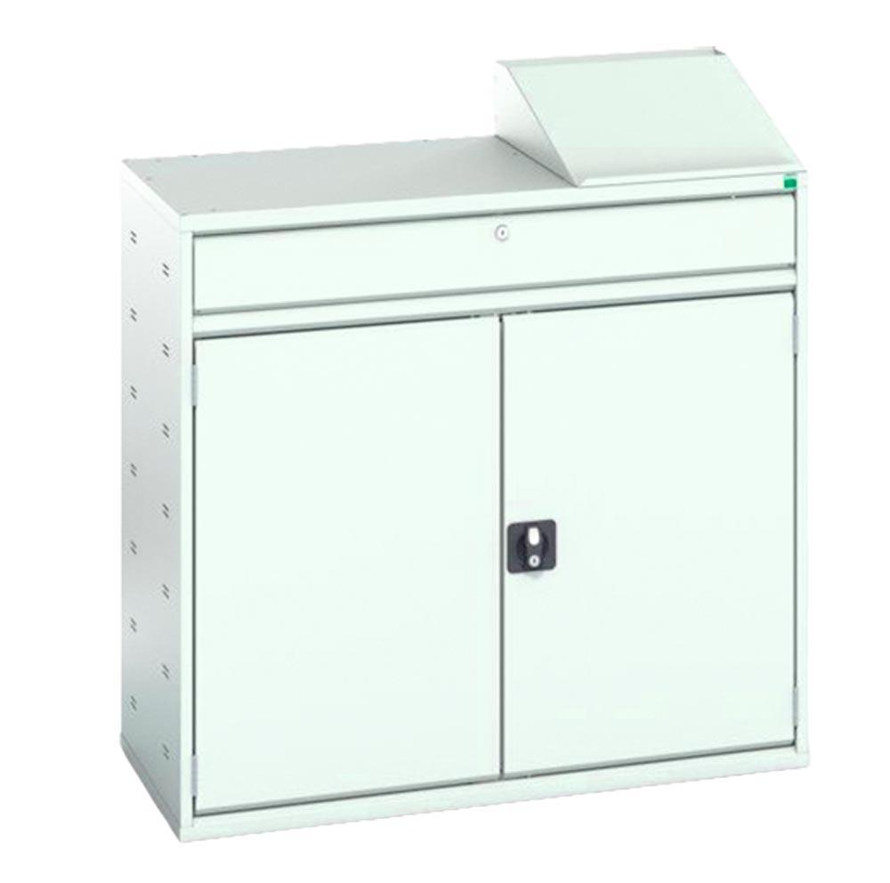 Computerschrank mit Fachboden und Tablar