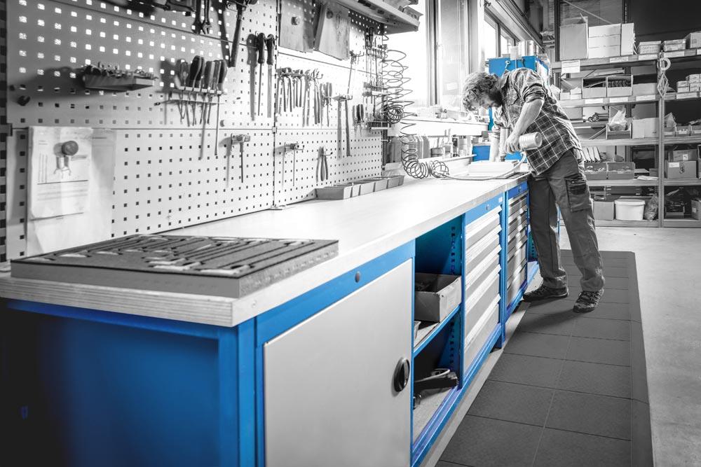 Werkbank, Platte Buche Multiplex 40 mm, BxTxH 1250x750x859 mm, 3 Schubladen 200 mm, 1 Tür 600 mm, RAL 7035/7016