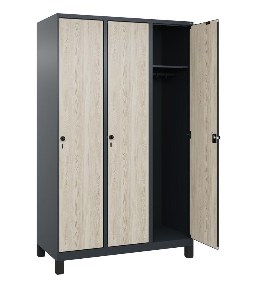 Garderobenschrank mit Füßen