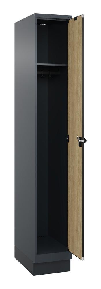 Garderobenschrank mit Sockel