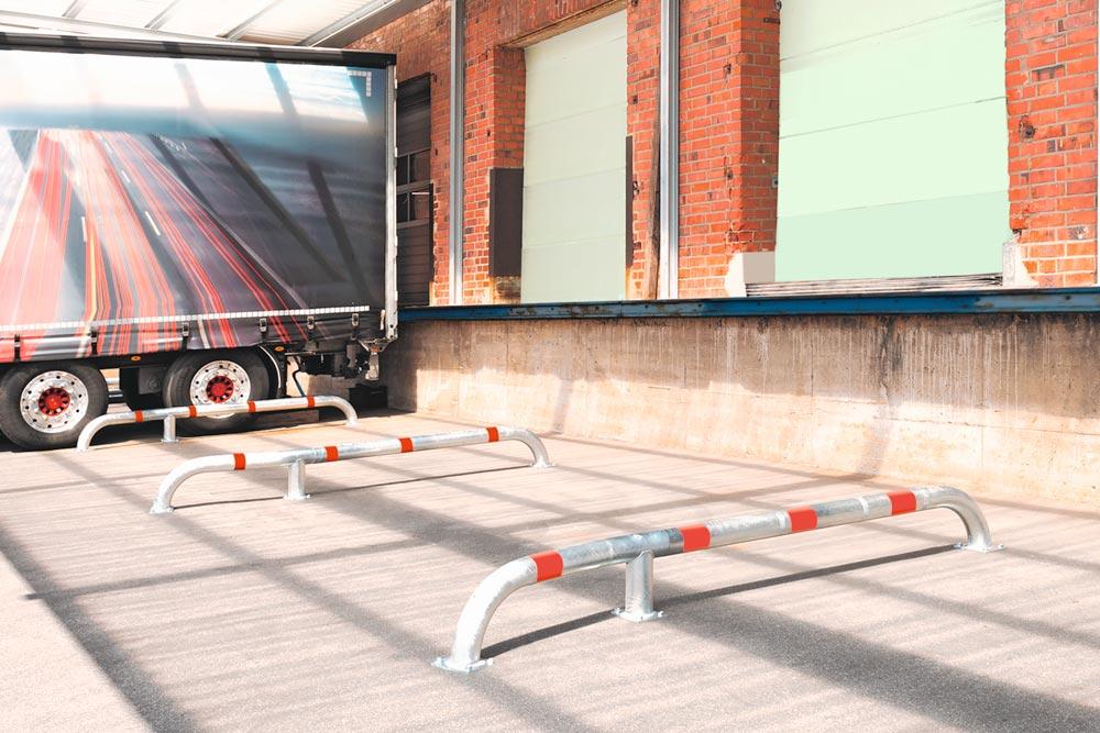 Einfahrhilfe für LKW, Stahl, feuerverzinkt, rote Reflexstreifen, Set mit Bodenplatten und Befestigungsmaterial, LxH 2800x280 mm,