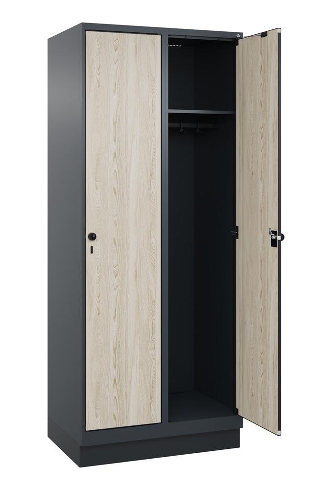 Garderobenschrank mit Sockel