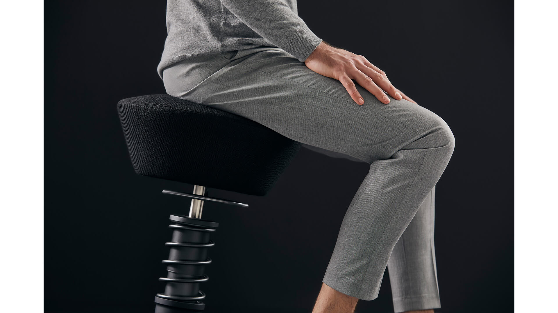 Aeris Swopper der ergonomische Bürohocker mit harten Rollen für weiche Böden rot