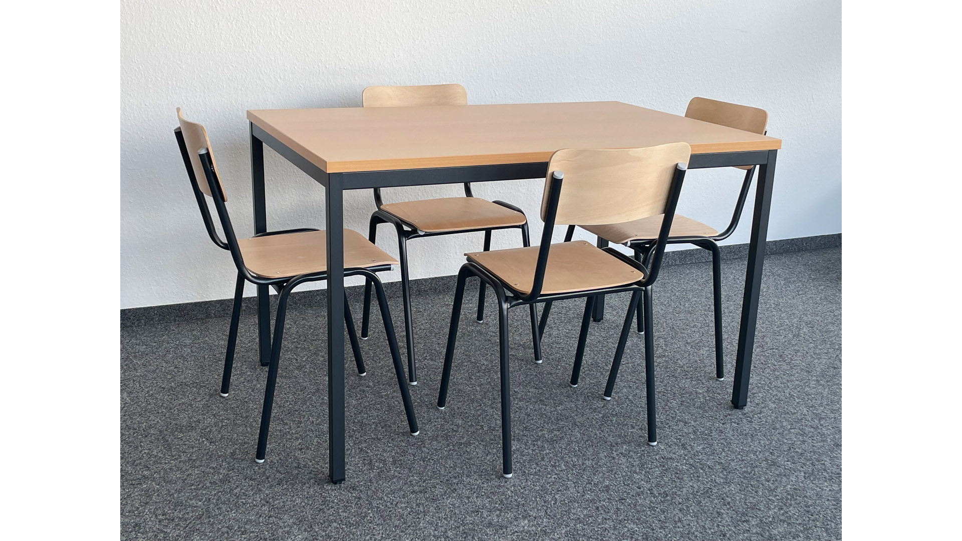 Tisch-Stuhl-Set, bestehend aus 4 Stapelstühlen und 1 Tisch 1200 mm breit, Gestell schwarz, Sitz/Rücken Buche, Tischplatte buche