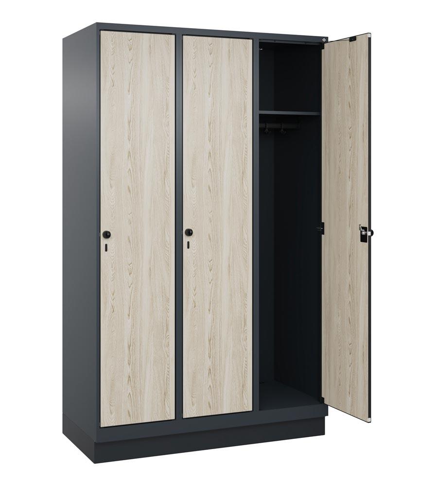 Garderobenschrank mit Sockel
