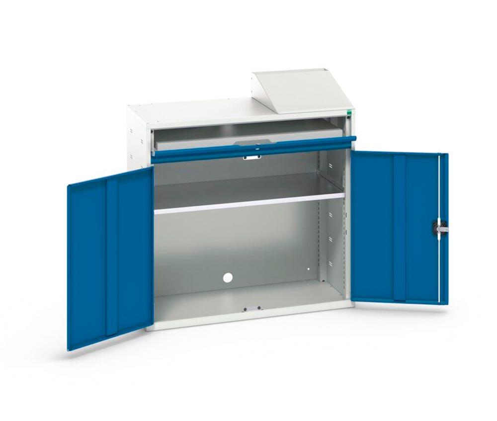 Computerschrank mit Fachboden und Tablar