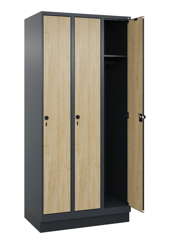 Garderobenschrank mit Sockel