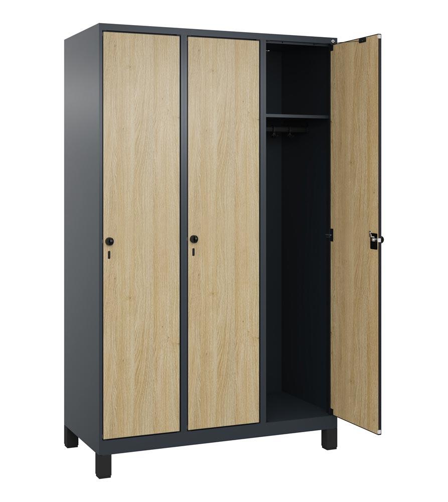 Garderobenschrank mit Füßen
