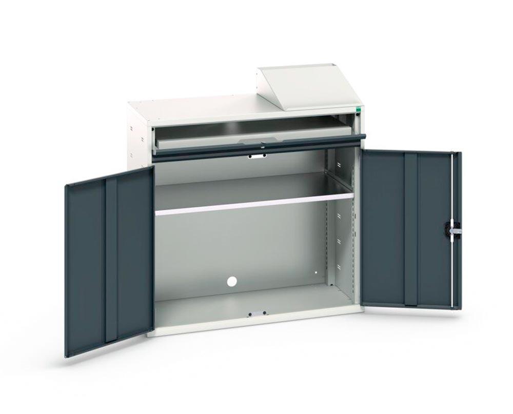 Computerschrank mit Fachboden und Tablar