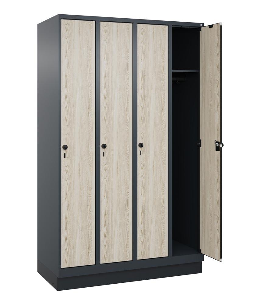 Garderobenschrank mit Sockel