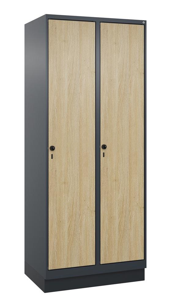 Garderobenschrank mit Sockel
