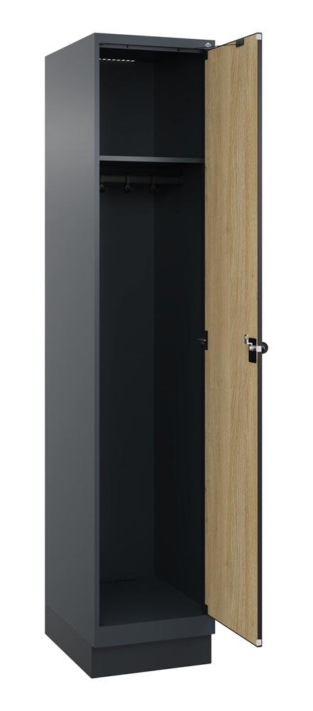 Garderobenschrank mit Sockel