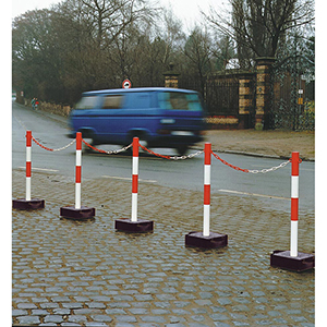 Ketten-Sperrpfosten, mit Stahlfuß 300/300/100 mm, 2 mm Stahlblech, schwarz, Stahlpfosten 60/1000 mm, Kunstst.beschichtet rot-weiß, zwei Ösen für Kette
