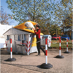 Ketten-Sperrpfosten, mit rundem Recyclingfuß 15 kg, Stahlpfosten feuerverzinkt rot-weiß lackiert, Ösenkappe