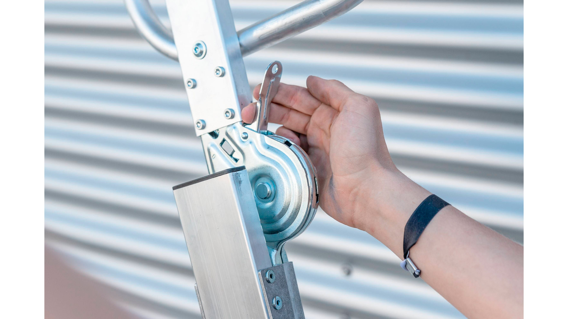 Plattformleiter mit klappbarer Haltevorrichtung, Plattformhöhe 690 mm, 3 Stufen