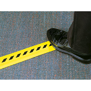 Kabelbrücke aus Kunststoff, Kabelkanal, Kabelführung, 1,5 m lang, BxH 100x17 mm, im Set mit Klebeband, Farbe schwarz