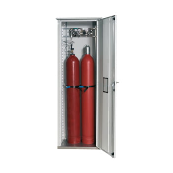 Druckgasflaschenschrank, für Außenbereich, Edelstahlsockel, 2 Flaschenplätze, Tür mit Fenster, 2.149 x 706 x 400 mm (HxBxT), Farbe lichtgrau