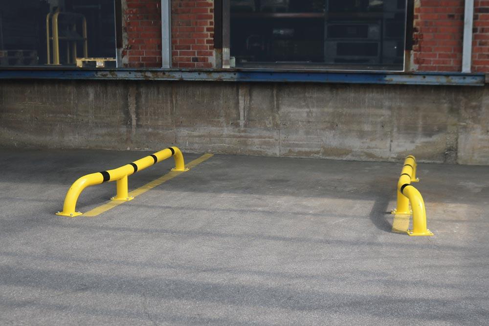 LKW-Einfahrhilfen-Set, feuerverzinkt und beschichtet in RAL 1023, schwarze Streifen,