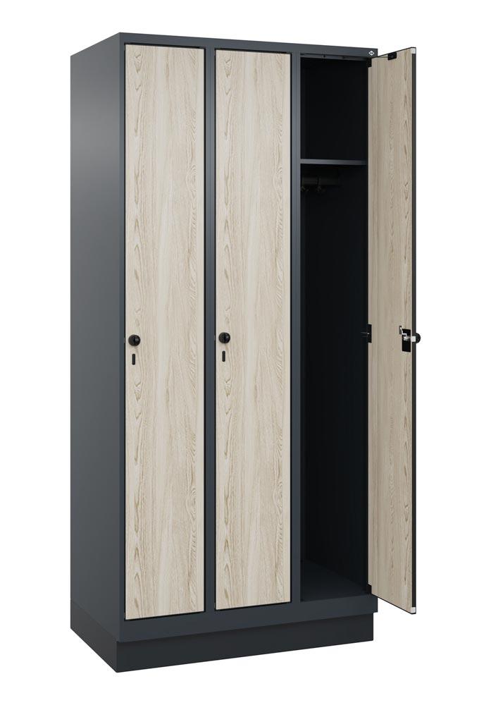 Garderobenschrank mit Sockel