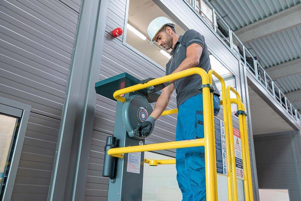 Kurbellift, maximale Arbeitshöhe 4,20m, Plattformgröße B x T 0,64 x 0,85m