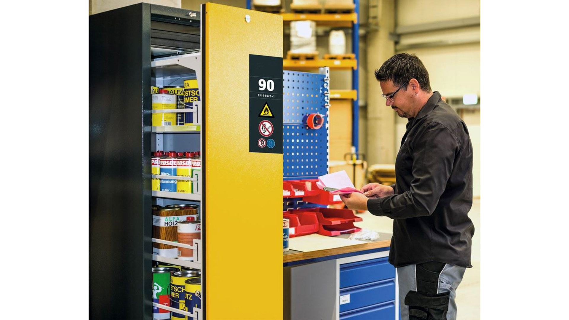 Sicherheitsschrank mit Vertikalauszug, Typ 90, BxTxH 450x860x1966 mm, 4xFachboden, 1xLochblecheinsatz, 1 Bodenwanne, RAL 7016/1004