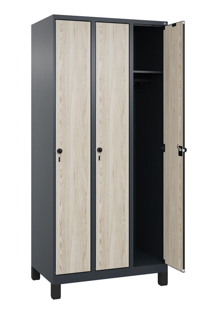 Garderobenschrank mit Füßen