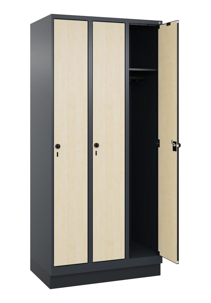 Garderobenschrank mit Sockel