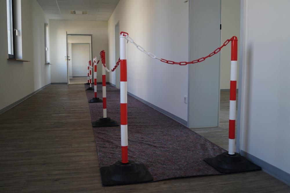 Sperrpfostenset PE/PVC rot/weiß mit Hartgummifuß D40xH860mm 6 Warnstäbe, 10 m Kette