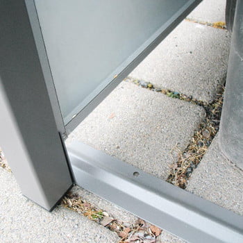 Mülltonnenverkleidung mit Klappdach - für 3 Tonnen - 3/5 Stanzung - 1.160 x 1.960 x 830 mm (HxBxT) - Korpus anthrazitgrau - Pfosten Signalgrau