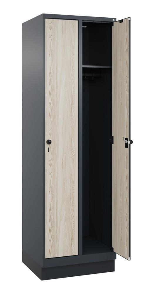 Garderobenschrank mit Sockel