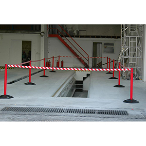 Rollgurtpfosten, für den Außenbereich, Modell Heavy Durty, Pfosten Kunststoff rot, Gurtlänge 3,65 m, Gurtfarbe rot/weiß, VE 2 Stück