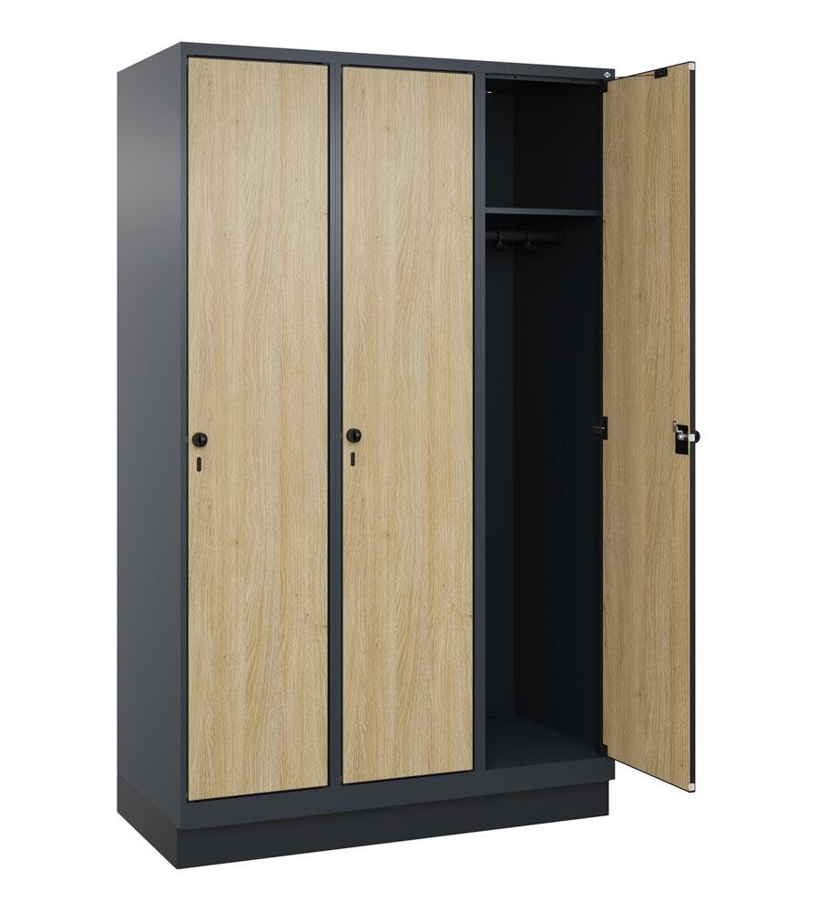Garderobenschrank mit Sockel