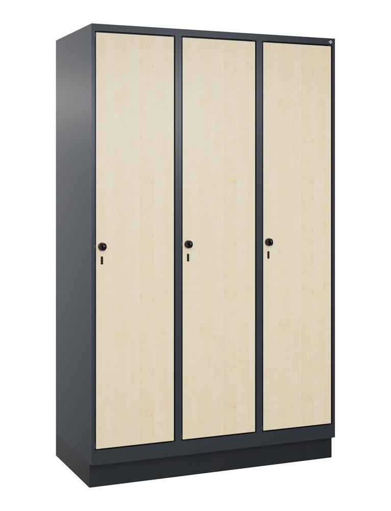 Garderobenschrank mit Sockel
