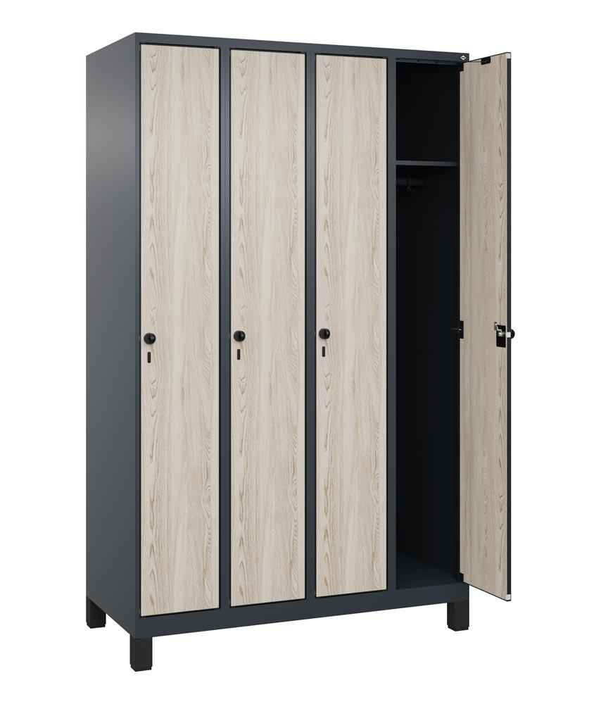 Garderobenschrank mit Füßen