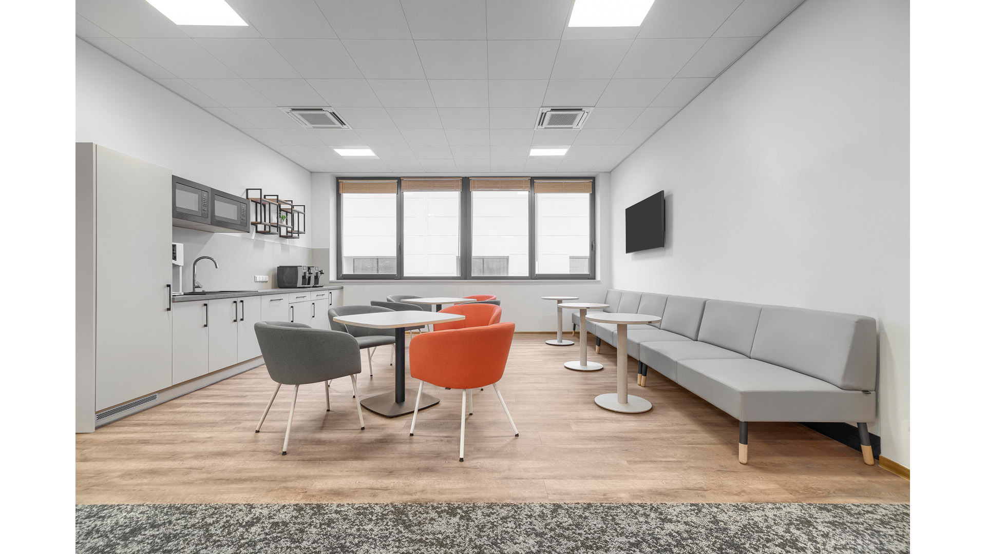 Bistrostehtisch, DMxH 800x1050 mm, Stahlrohrsäule mit schwerem Tellerfuß RAL 9006 weißaluminium, Tischplatte melaminharzbesch. Platinium