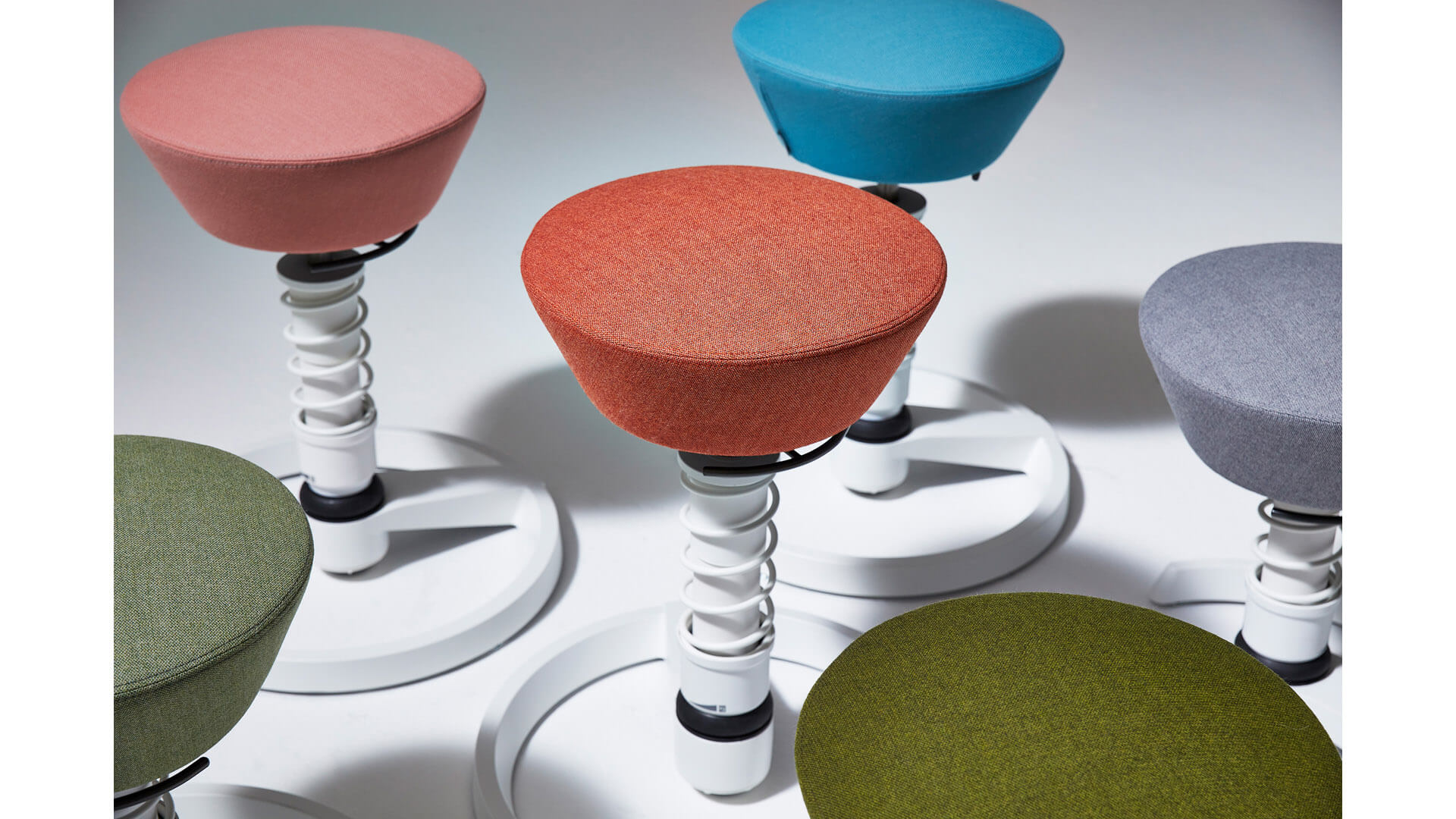 Aeris Swopper der ergonomische Bürohocker mit weichen Rollen für harte Böden rot