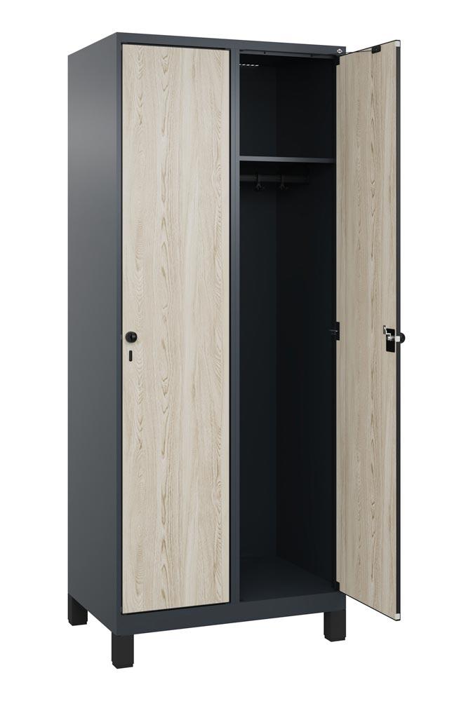 Garderobenschrank mit Füßen